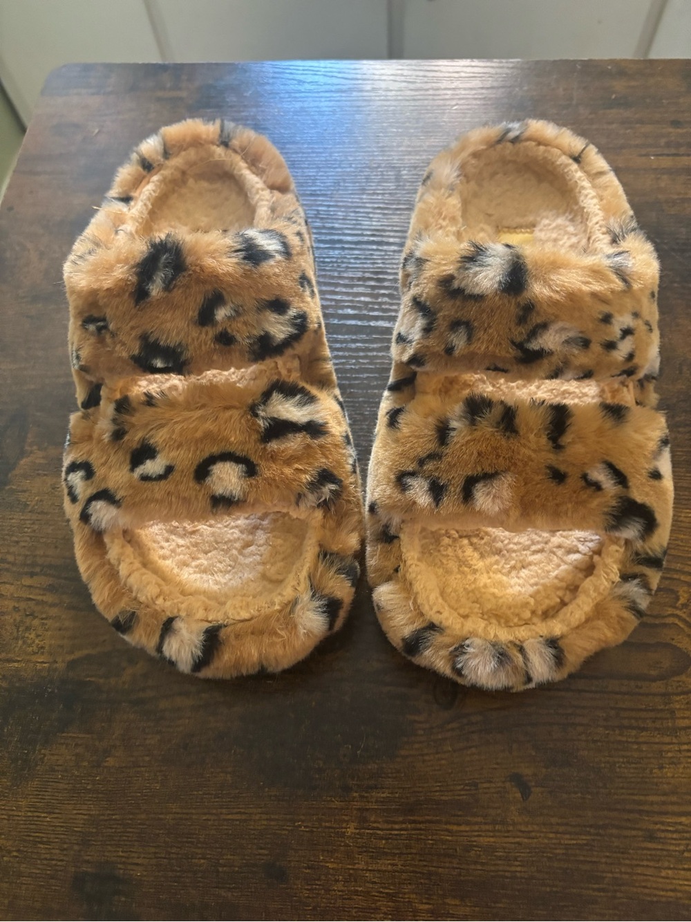 Crocs Faux Fur Leopard Print woman’s  Slide Sandals - Tan size 7 like new